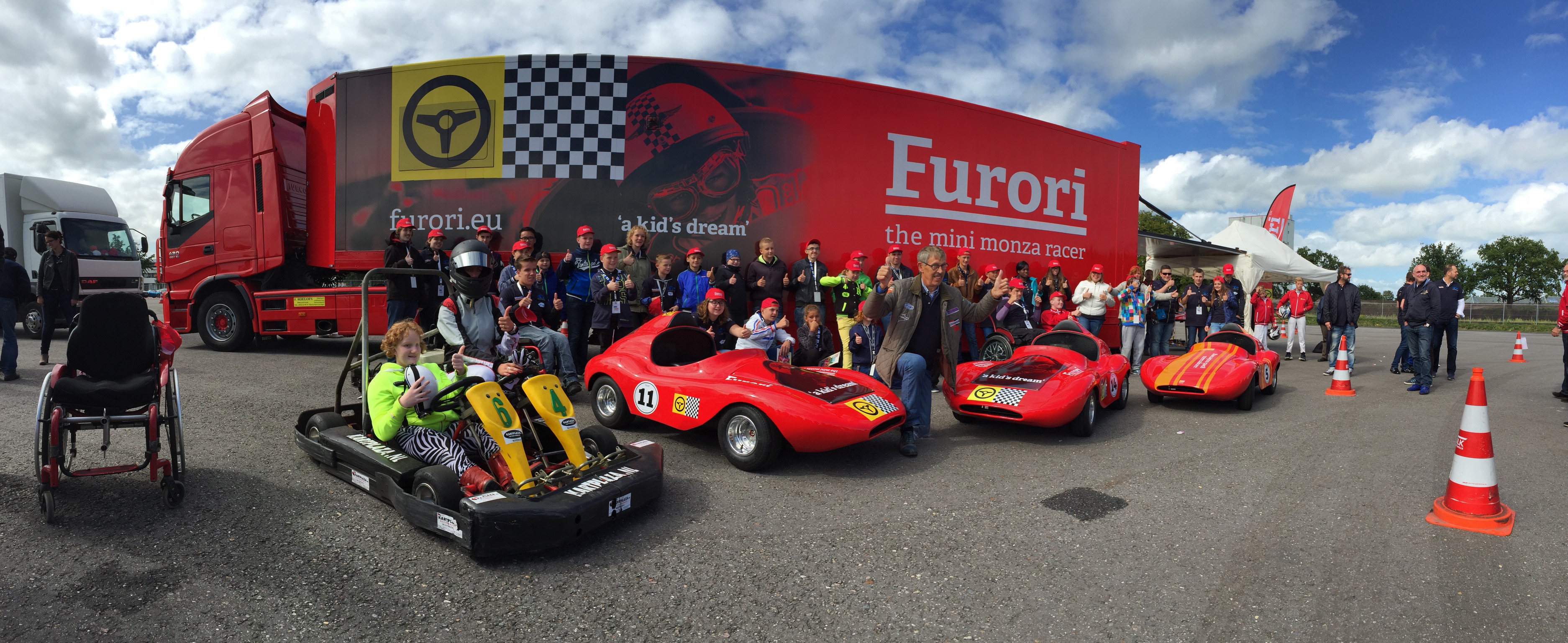 Groepsfoto bij vrachtwagen