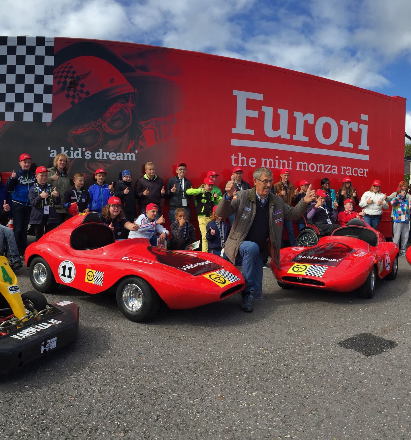 Furori team bij de vrachtwagen