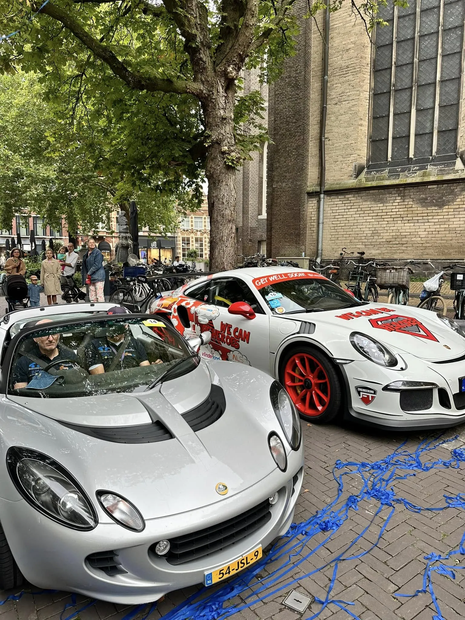 Supercars op het Grote Kerkplein bij de Grote Kerk in Zwolle