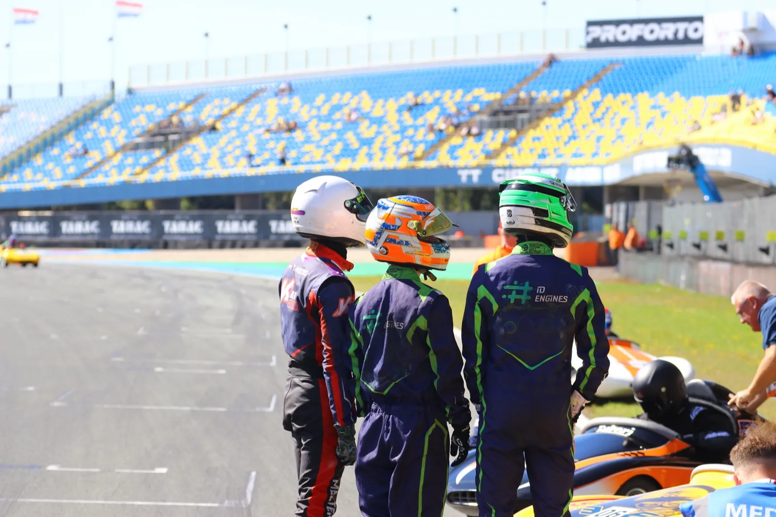 Jonge coureurs kijken uit over het circuit