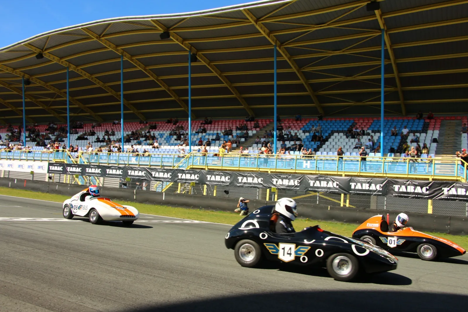 Drie racers vechten om positie in de bocht