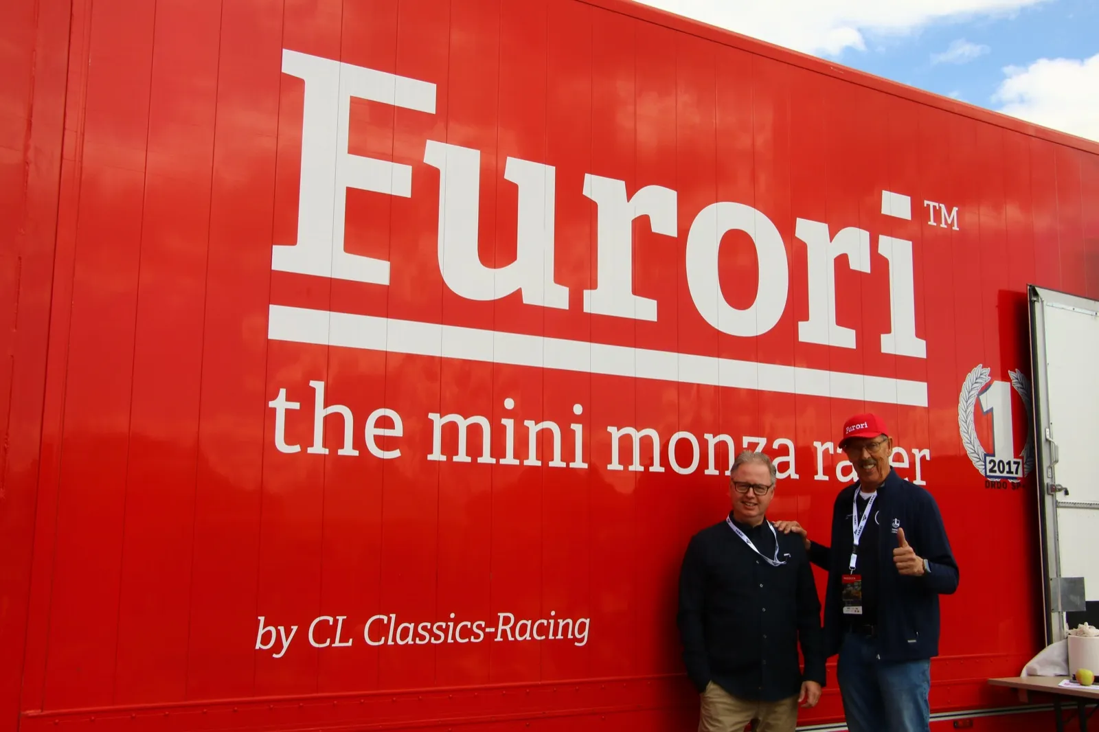 Bij de grote rode Furori truck