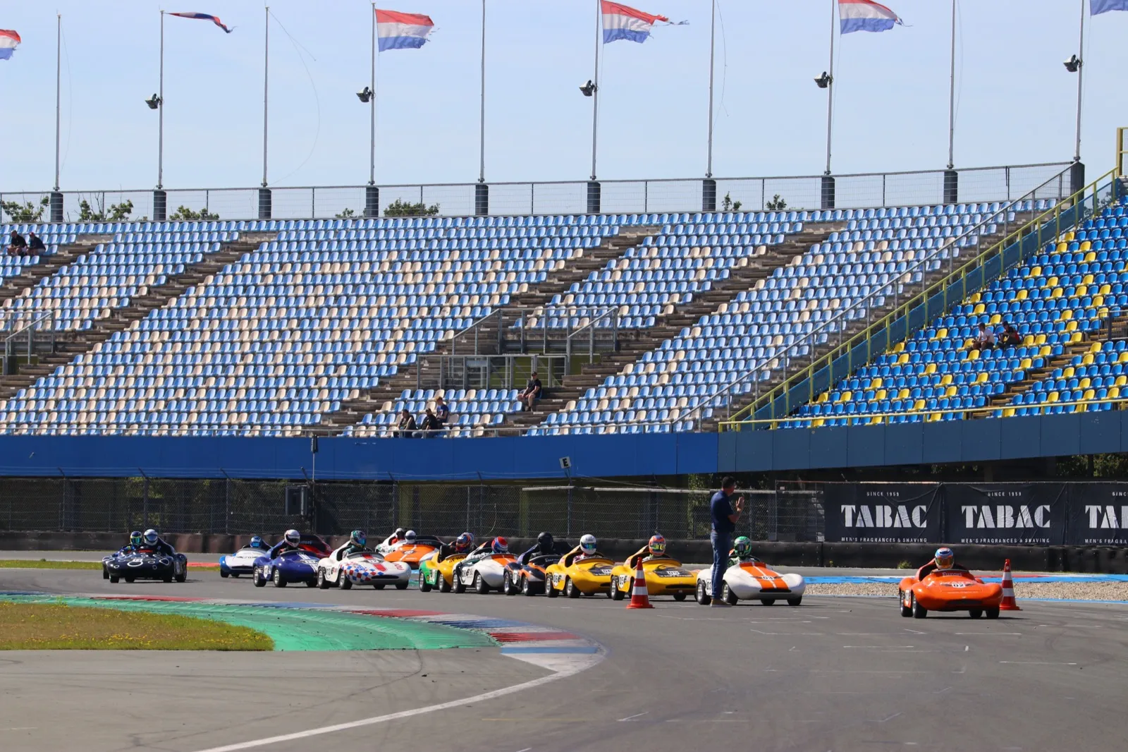 Startopstelling op het TT Circuit met tribune op de achtergrond