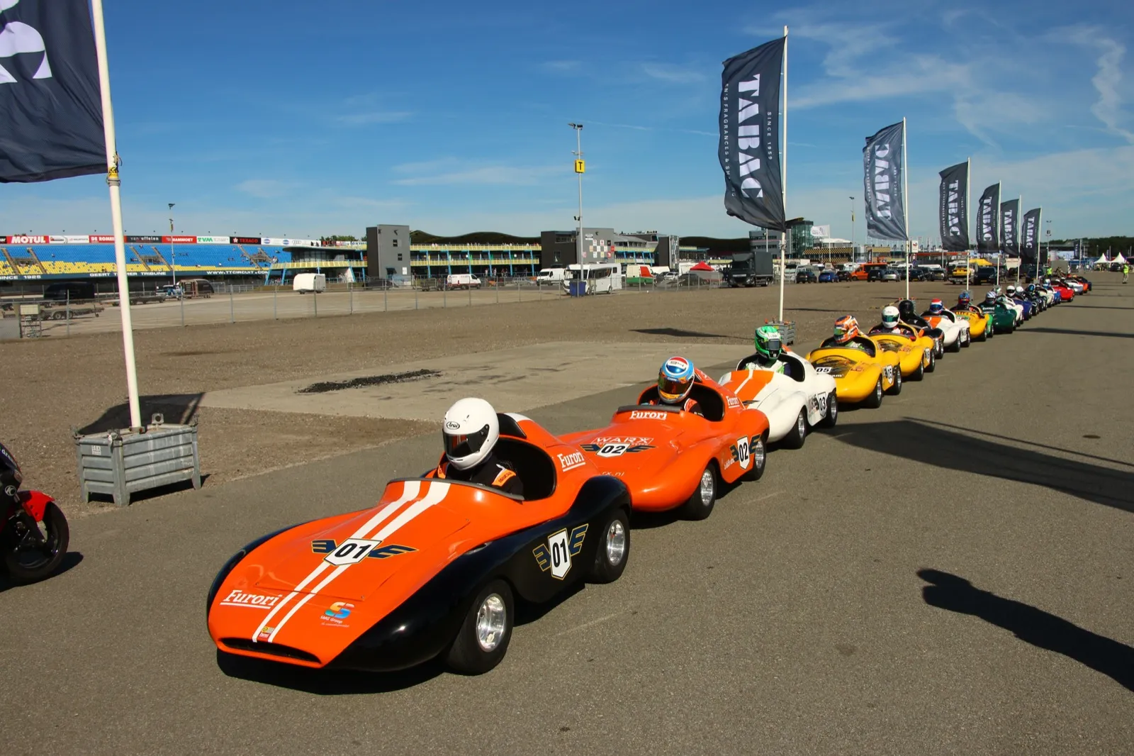 Grid met wapperende Nederlandse vlaggen