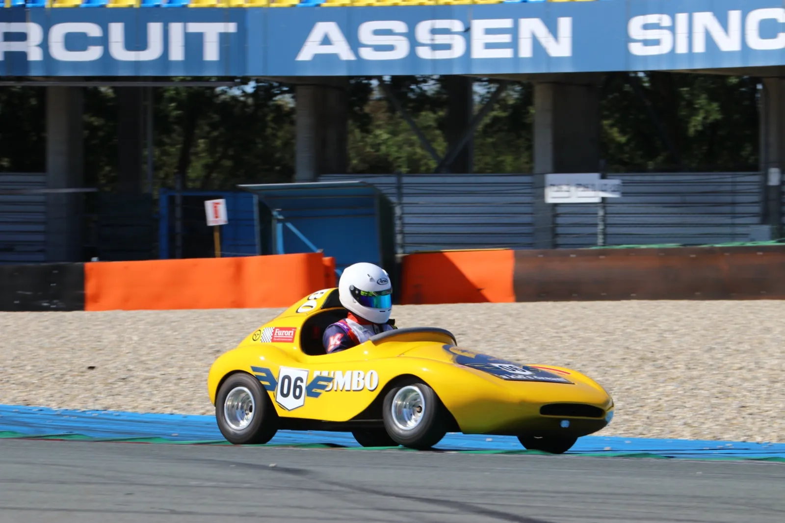 Jumbo racer door de bocht op TT Circuit Assen