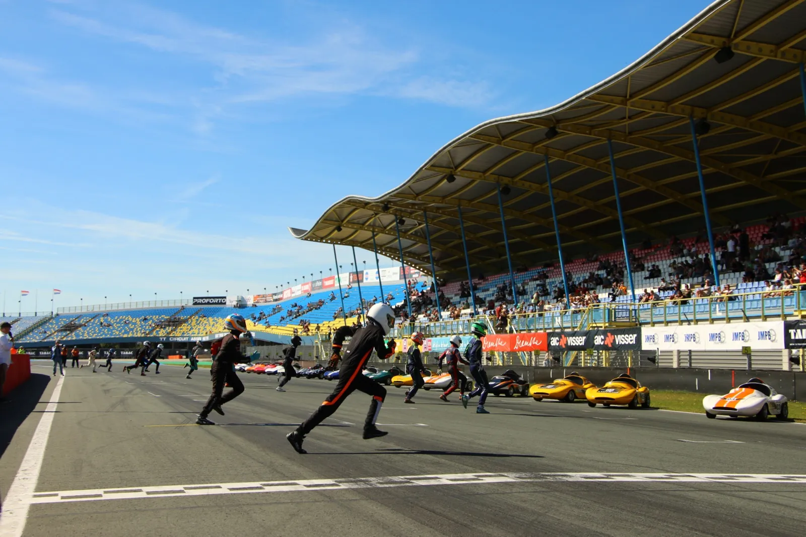 Le Mans start - coureurs sprinten naar hun auto