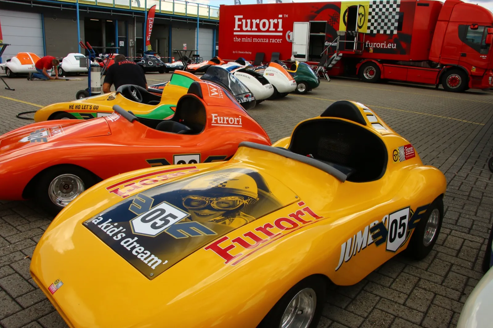 De mini Monza racers opgesteld in de paddock